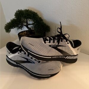 Brooks Adrenaline GTS  22 Sneakers - Gray and Black